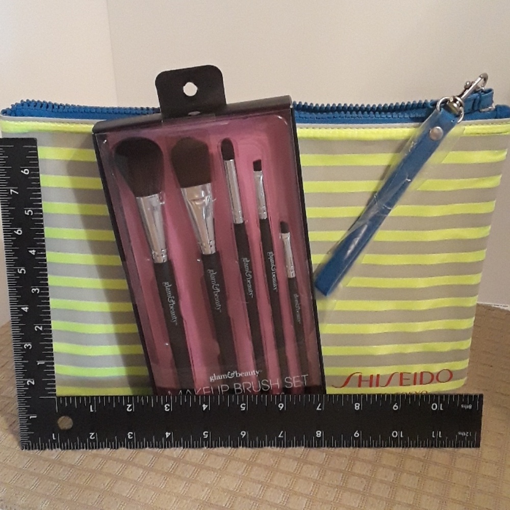 Shiseido cosmetic bag with 5pc. Makeup brushes